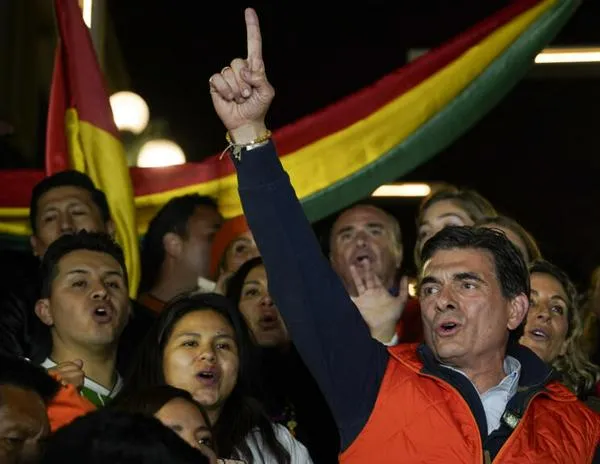 En Bolivia celebran triunfo electoral de la derecha: 'El masista está fuera'