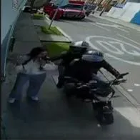 Robos Bogotá hoy: mujer evitó robo de su celular por parte de ladrones en moto