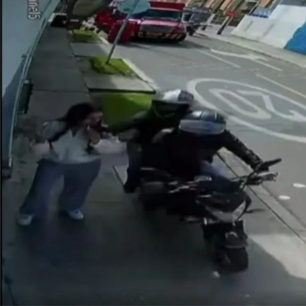 Robos Bogotá hoy: mujer evitó robo de su celular por parte de ladrones en moto