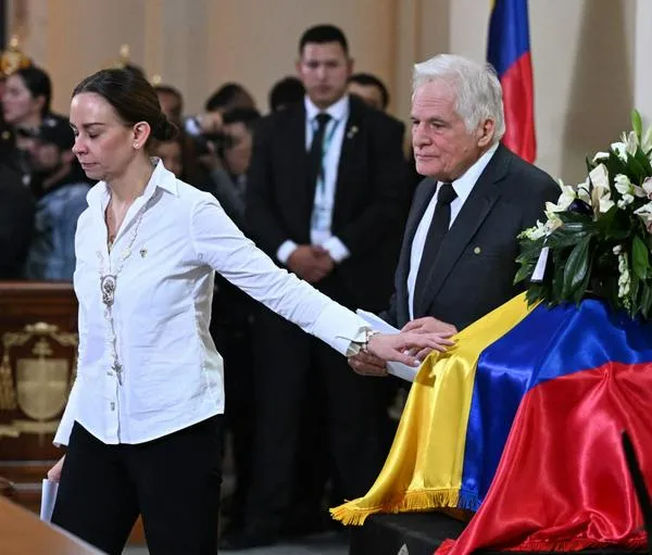 Miguel Uribe Londoño y María Claudia Tarazona en el sepelio de Miguel Uribe Turbay.