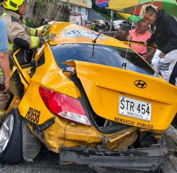 Video: Tres personas resultan lesionadas en choque de taxi y furgón en Manizales