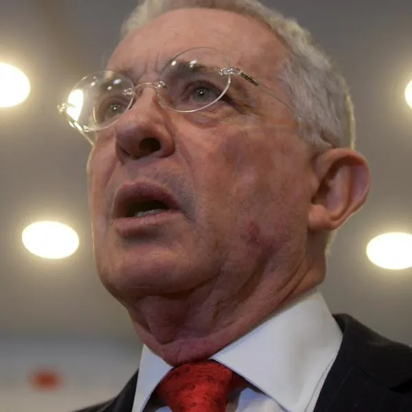 A Álvaro Uribe, expresidente de Colombia, le ordenaron su libertad, luego de ser condenado