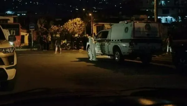 Mujer de 54 años fue baleada en su casa: buscan a sus familiares