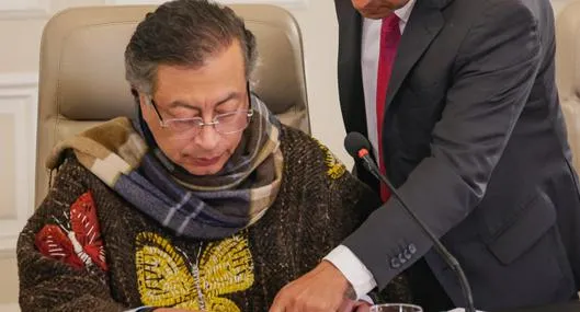Destapan la insólita hora de la cita a la que Petro no asistió por haberse quedado dormido y que no lo despertaran. El mandatario ha sido muy criticado. 