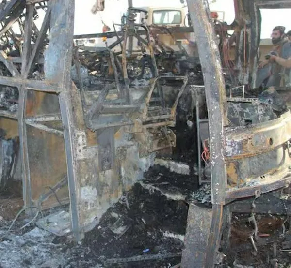 Bus chocó con camión, se incendió y dejó 76 fallecidos: "Uno de los accidentes más mortíferos"