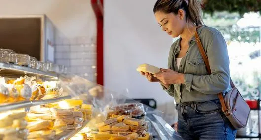 Mujer mirando queso, en nota sobre "quesito colombiano" retirado en Estados Unidos