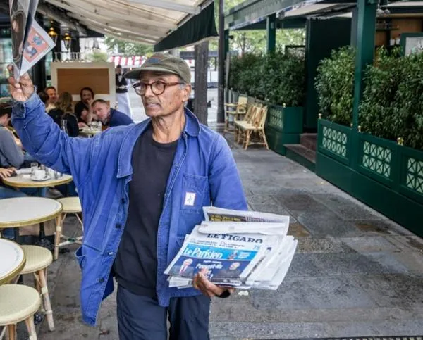 Video: el último voceador de periódicos de París resiste tras medio siglo de oficio: será condecorado