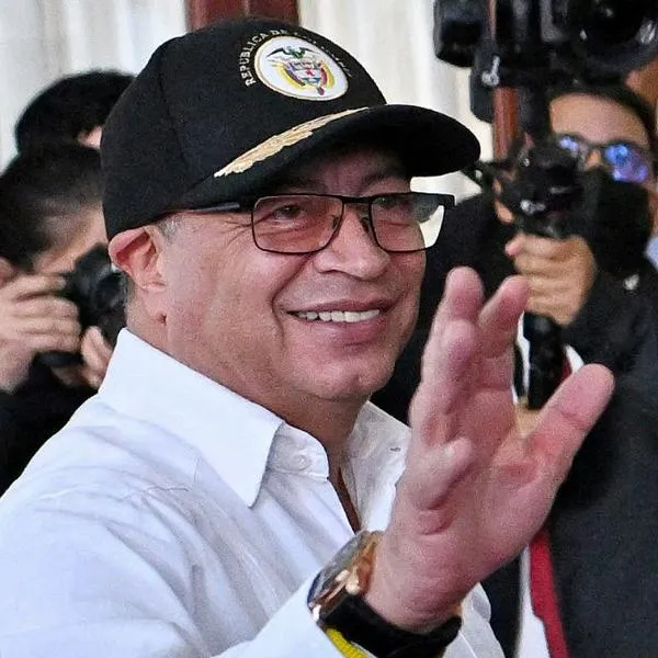 El presidente Gustavo Petro canceló su participación en un conversatorio por problemas de salud no especificados, según magistrado Jorge Enrique Ibáñez.