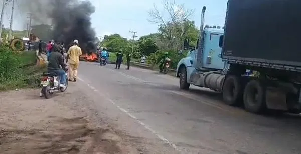 Bloqueo en la vía a Barranquilla a la altura de Bosconia por falta de agua en el municipio en su 67 aniversario