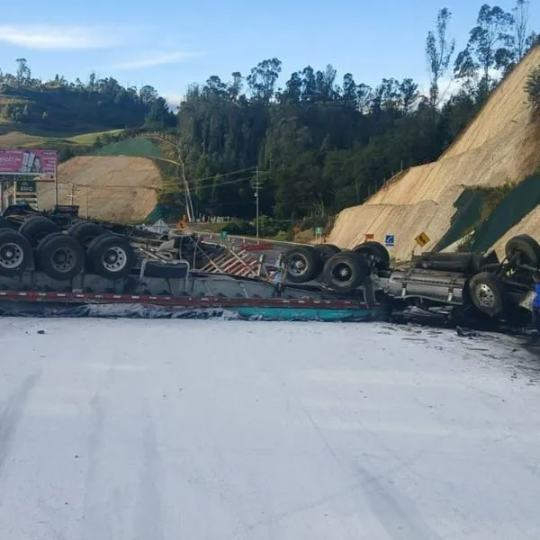 Grave accidente en vía Bogotá-Girardot dejó un muerto por choque de camione s; hay cierre total y hubo derrame de líquido. 
