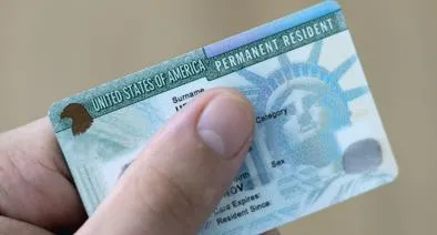 Mujer fue a EE. UU. con green card vencida y autoridades la dejaron entrar