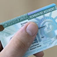 Mujer fue a EE. UU. con green card vencida y autoridades la dejaron entrar