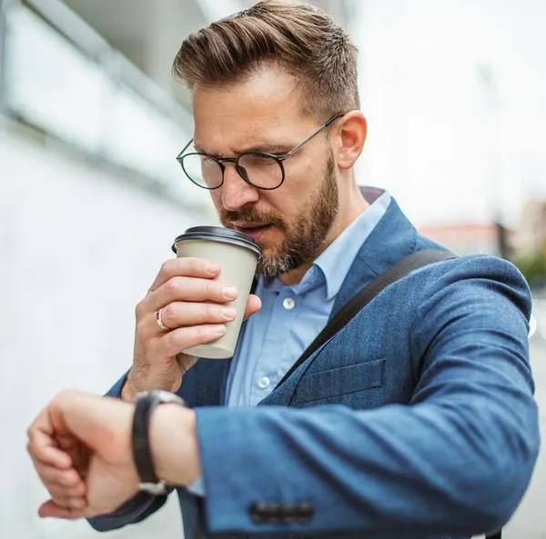 Trabajador tomando café