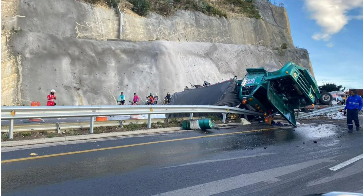 Vía Bogotá Girardot hoy: sigue colapsada por accidente de camiones