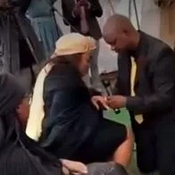Pastor le pidió matrimonio a una mujer en pleno funeral: hay video