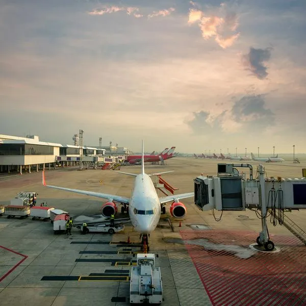 Avión estacionado en aeropuerto, en nota sobre cambio que tendría terminal aérea 