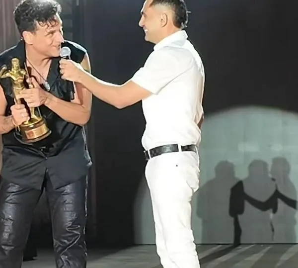 Silvestre Dangond exaltó a Iván Zuleta en concierto en Codazzi y alzó su trofeo de Rey Vallenato 2025