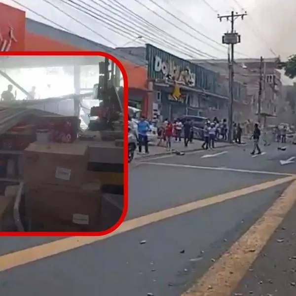 Atentado terrorista hoy en Cali dejó en ruinas un local de la cadena Dollarcity ubicado frente a la Base Aérea Marco Fidel Suárez.