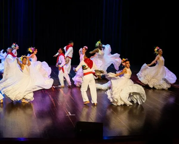 Pereira celebra sus fiestas bailando: los grupos de danzas dieron una muestra de su talento 