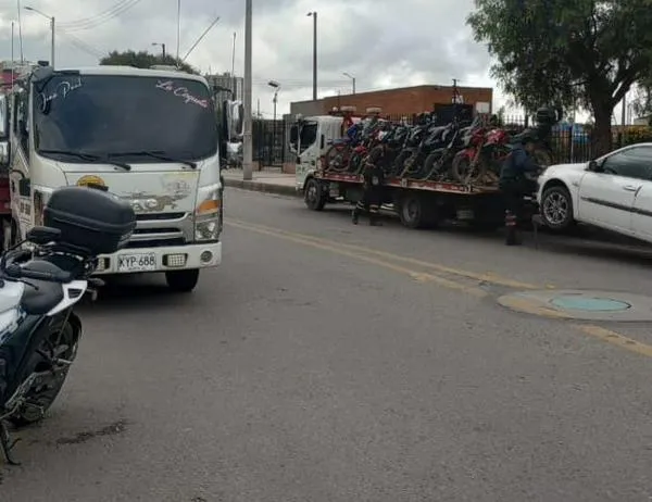 65 comparendos en operativos a motociclistas por circular por andenes en Bogotá 