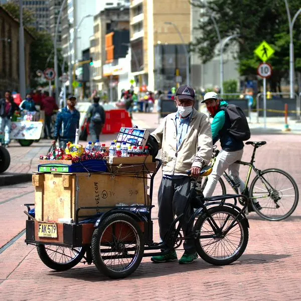 Vendedor ambulante de Bogotá, en nota sobre cambio en negocio