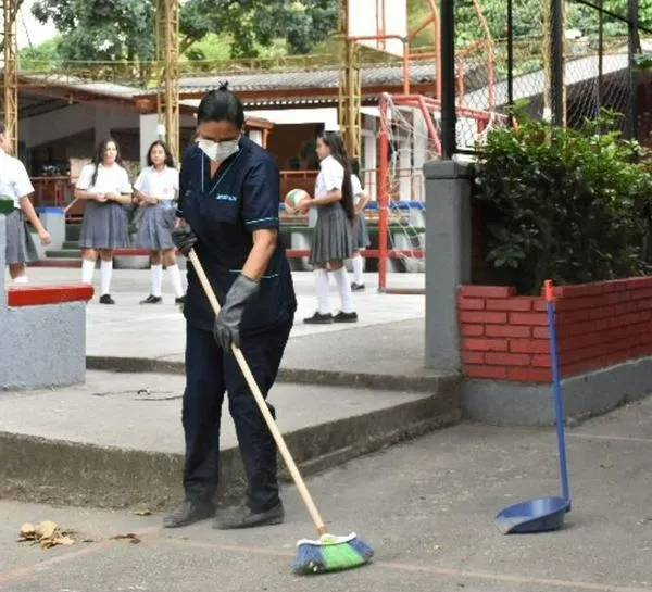 Docentes de Valledupar exigen contratación de aseadoras escolares: amenazas con nuevas protestas si el servicio no se activa