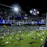 Tenis lanzados en El Campín por hinchas de Millonarios, en nota sobre qué pasó con ellos