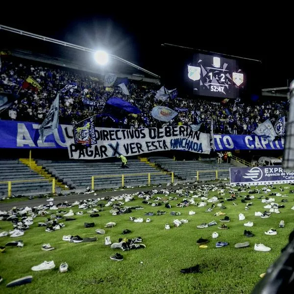 Tenis lanzados en El Campín por hinchas de Millonarios, en nota sobre qué pasó con ellos