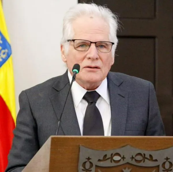 Cuántos años tiene Miguel Uribe Londoño, nuevo precandidato del Centro Democrático, qué ha hecho en su carrera política y quién es su esposa.