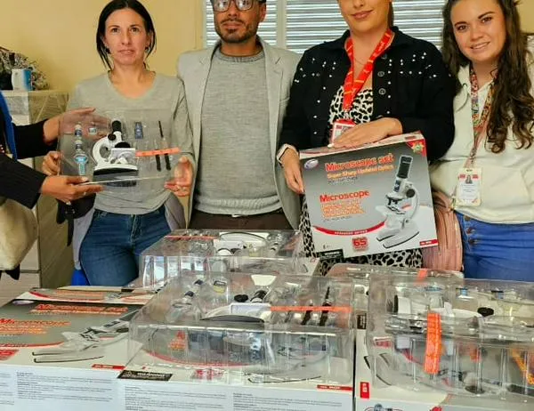 80 microscopios beneficiarán a 4.000 niños y niñas en Suba, al norte Bogotá 