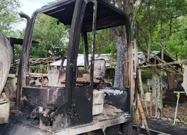 Queman maquinaria amarilla en zona rural de Becerril: dejan banderas del ELN
