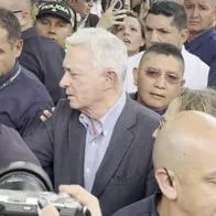 Video de llegada de Álvaro Uribe al parque donde le dispararon a Miguel Uribe