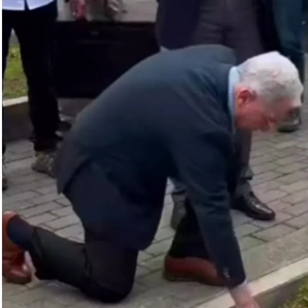 Visita de Álvaro Uribe Vélez a la tumba de Miguel Uribe Turbay: video y frase
