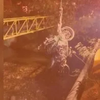 ¡Fuerte! Una moto cayó a la quebrada La Iguaná tras choque múltiple