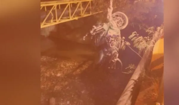 ¡Fuerte! Una moto cayó a la quebrada La Iguaná tras choque múltiple