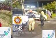 ¡Qué susto! Un taxi cayó al río Medellín: el conductor salió ileso 