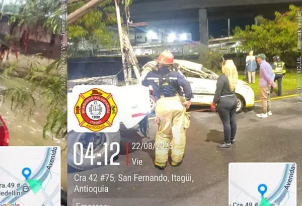 ¡Qué susto! Un taxi cayó al río Medellín: el conductor salió ileso 