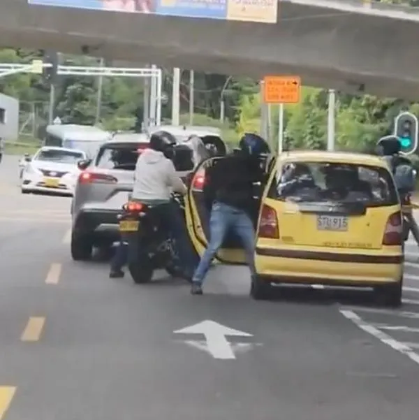 Atraco a pasajero de taxi en Medellín: 3 delincuentes lo robaron en segundos
