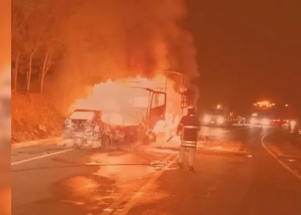 EN VIDEO: Choque e incendio entre vehículos dejó dos muertos en vía de Frontino