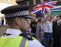 Londres anuncia reforma del tratamiento del asilo en medio de manifestaciones antiinmigración