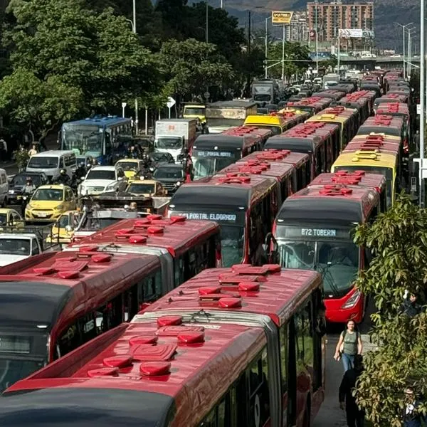 Bogotá colapsó en su movilidad por un bus varado: hay trancones en la NQS, calle 80 y avenida Caracas por culpa de un bus varado. 