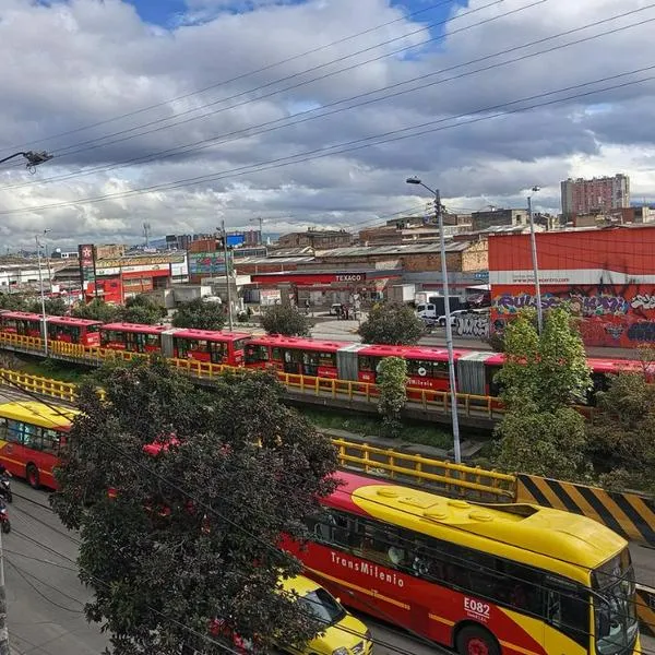 Transmilenio dijo por qué se dio incidente por bus varado y demora con la grúa