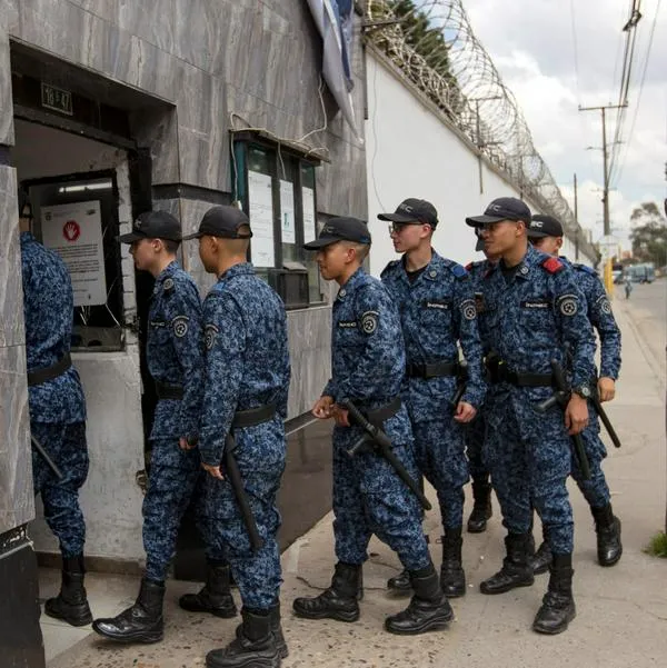 Members of the National Penitentiary and Prison Institute INPEC enter La Modelo prison in Bogota on December 3, 2024. Over 2,000 Colombian police officers backed by helicopters and sniffer dogs raided prisons nationwide on December 3, in an operation to combat extortion rackets run out of penitentiaries. (Photo by Alejandro Martinez / AFP)