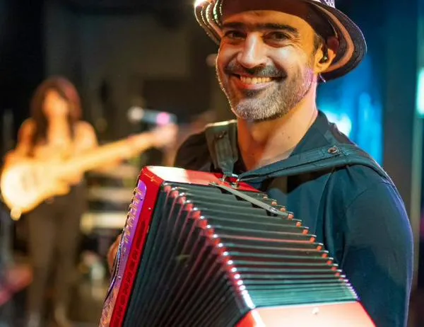 Gregorio Uribe en concierto gratuito abre ‘En Vivo en El Muelle’ ¡28 de Agosto! 
