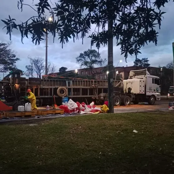 Accidente de camión paraliza occidente de Bogotá: hubo peligroso derrame