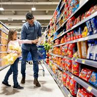 Padre e hija en supermercado, en nota sobre el que remodelará sus tiendas en Colombia