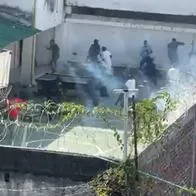 Reportan motín de cárcel de Villahermosa, en Cali: presos se enfrentaron a guardianes para facilitar una fuga y muestran videos de lo ocurrido.