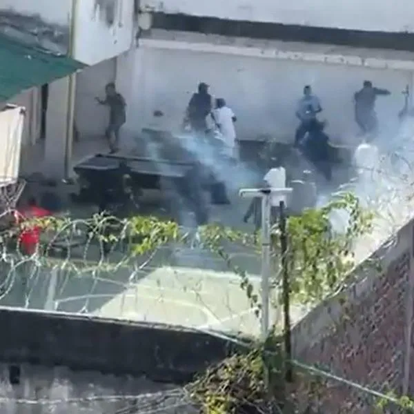 Reportan motín de cárcel de Villahermosa, en Cali: presos se enfrentaron a guardianes para facilitar una fuga y muestran videos de lo ocurrido.