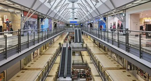 Renombrado centro comercial con grandes cambios por cierre de supermercado