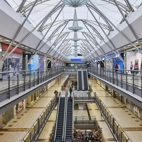 Renombrado centro comercial con grandes cambios por cierre de supermercado